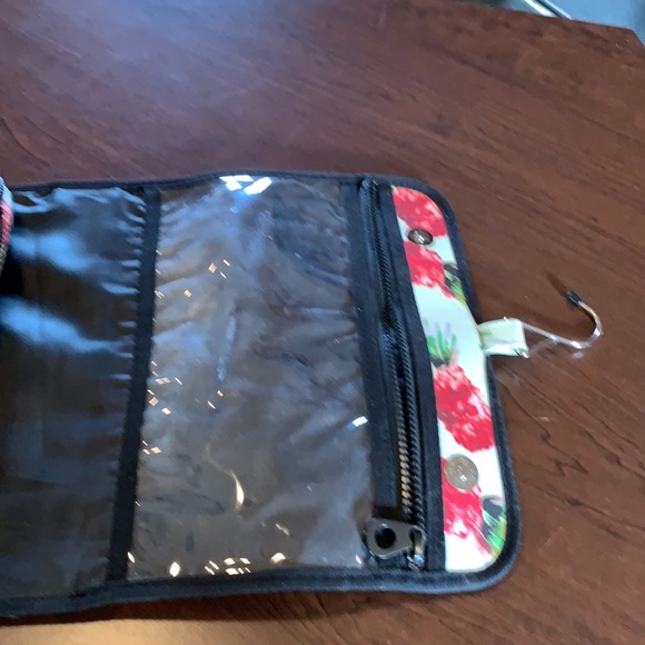 Toiletry case. Floral - Picture 5 of 6